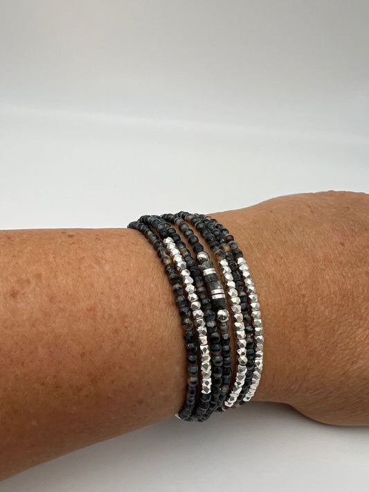 Bracelet ou collier sur fil élastique, en facette de bohème noir et gris marbré