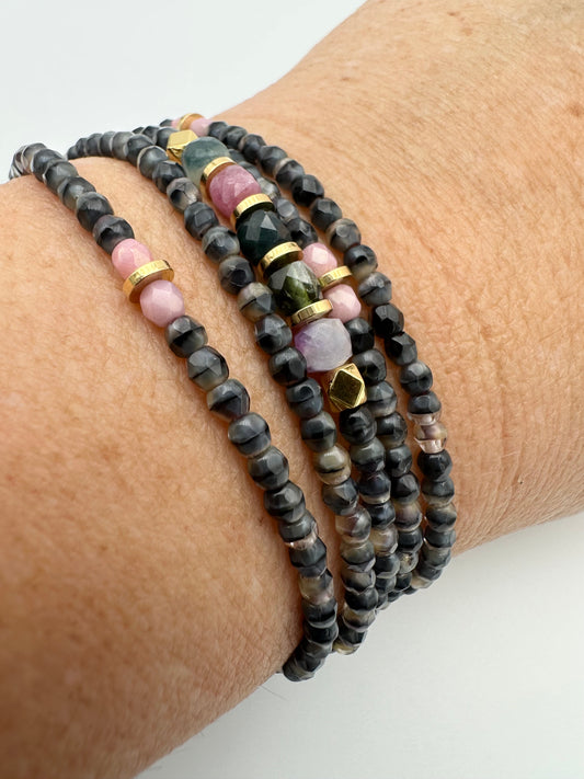 collier et bacelet en facettes de bohème marbré grise et facettes de bohème rose et perles dorés