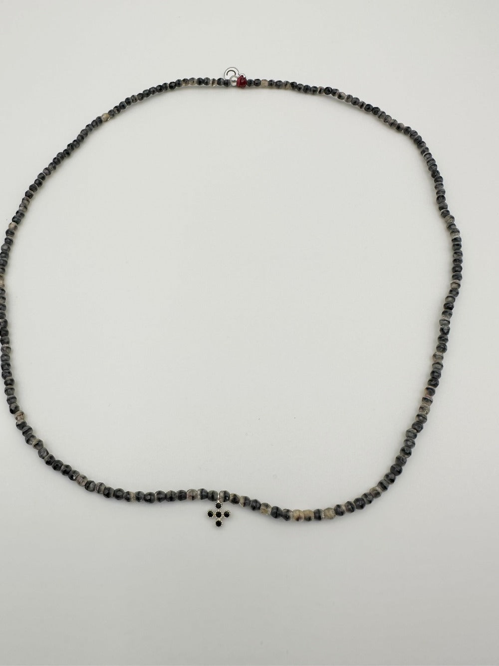 Mon Cajoux 2 en 1 collier ou bracelet, en facette de bohème grise et noir, marbré avec sa petite croix, en argent incrusté d'oxyde, de zirconium noir