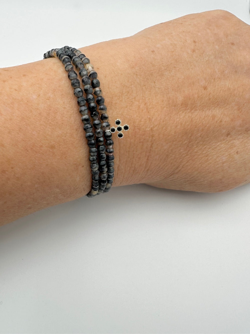 Mon Cajoux 2 en 1 collier ou bracelet, en facette de bohème grise et noir, marbré avec sa petite croix, en argent incrusté d'oxyde, de zirconium noir