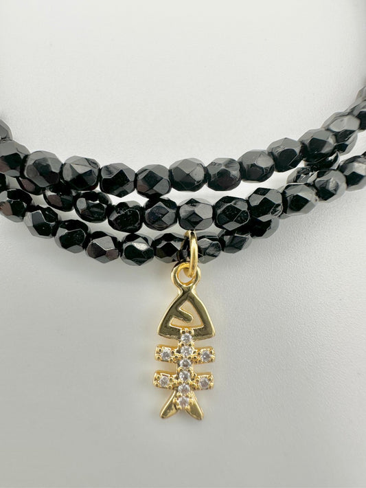 Collier ou bracelet en façade de bohème noir, avec sa breloque, petit poisson doré