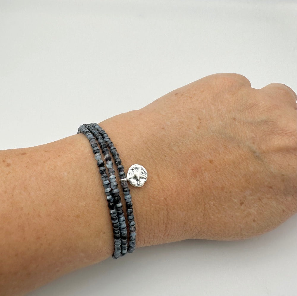 Mon Cajoux 2 en 1 collier ou bracelet comme vous aurez envie en facettes marbré bleu, gris et sa petite breloque en placage, argent étoilé