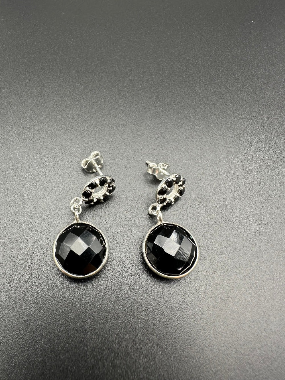 Mes Cajoux boucles d'oreilles en argent et onyx noire mesurant 3cm