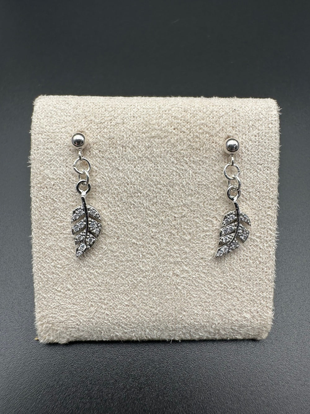 Mes Cajoux boucles d’oreilles Boules en argent massif et ses breloques plumes argentées elles mesure et de 2,3 cm