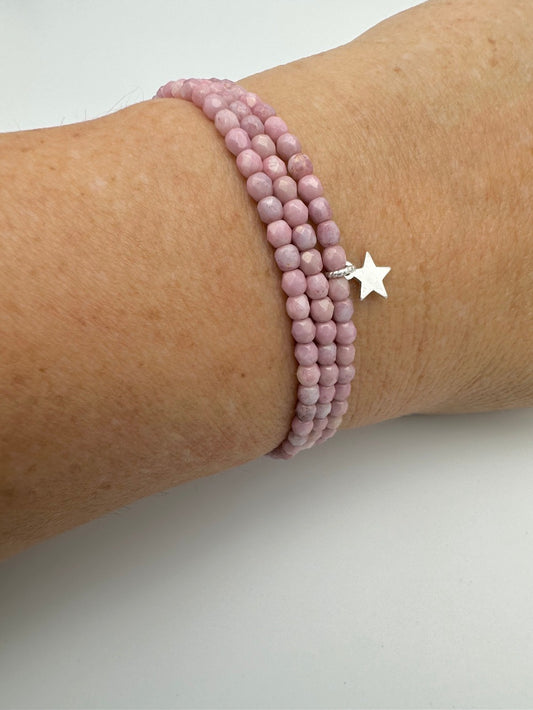 Mon Cajoux 2 en 1 bracelet ou collier selon votre envie, il est composé de facettes, de bohème rose et de sa petite breloque étoile en argent massif