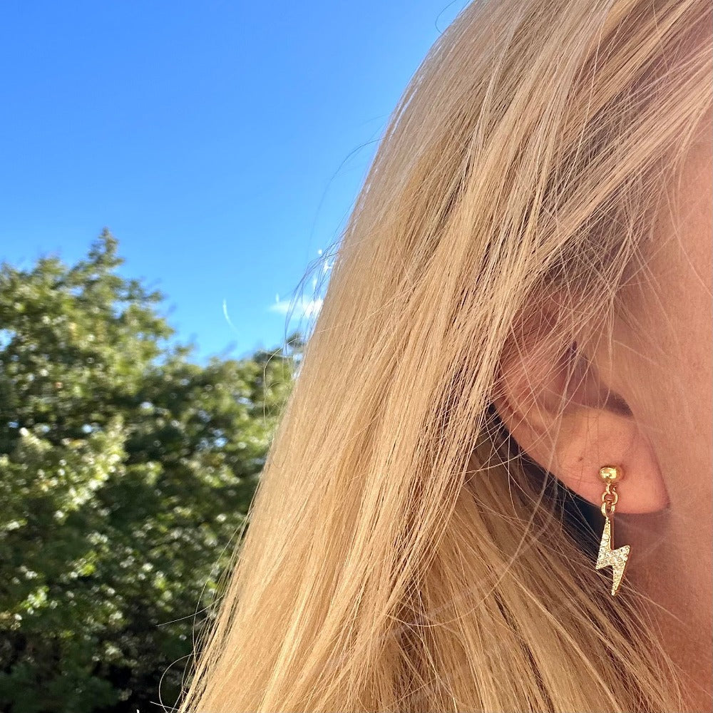 Mes Cajoux boucles d'oreilles en gold filled et éclairs doré et sa mesure et de 2,6 cm