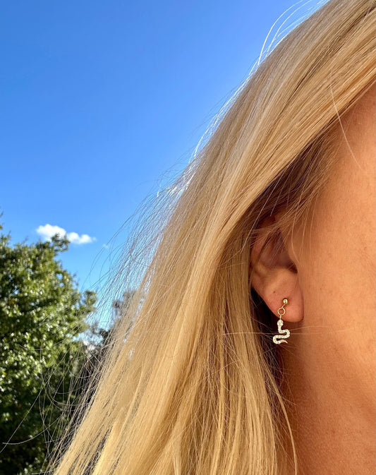 Mes Cajoux boucles d'oreilles en gold filled et serpent doré et sa mesure et de 2,5 cm