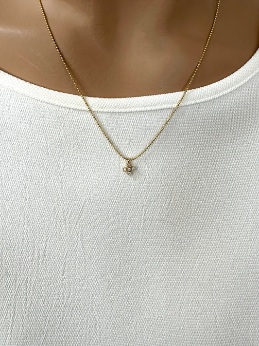 Ma CaJouX chaîne Or mesure 38 cm de longueur elle est en Gold Filled et ça breloque petite croix dorée et Oxyde de Zirconium.