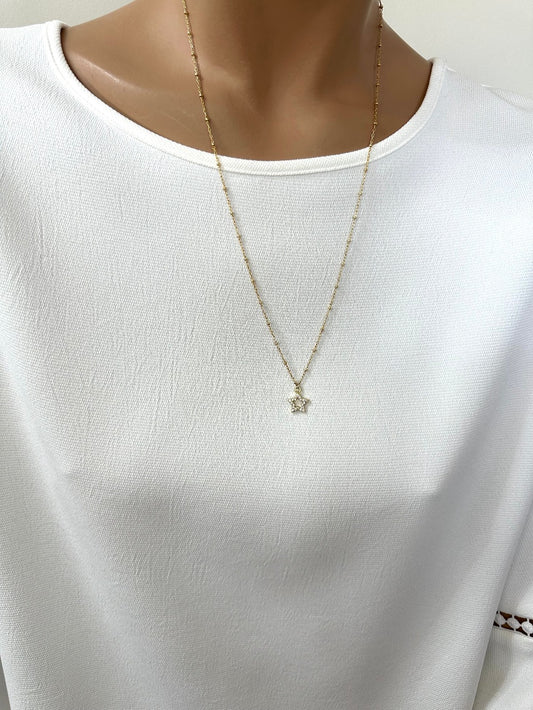 Ma CaJouX chaîne Or mesure 55 cm de longueur elle est en Gold Filled et ça breloque Étoile dorée et Oxyde de Zirconium.