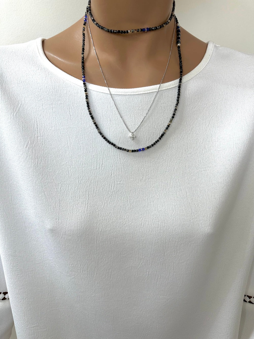 Mixe de la chaîne en argent et sa petite croix avec 5 tours facettte de bohème