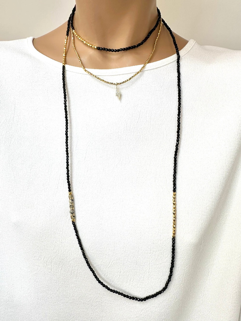 mixe du 7 tours avec un ras de coi or et breloque éclair