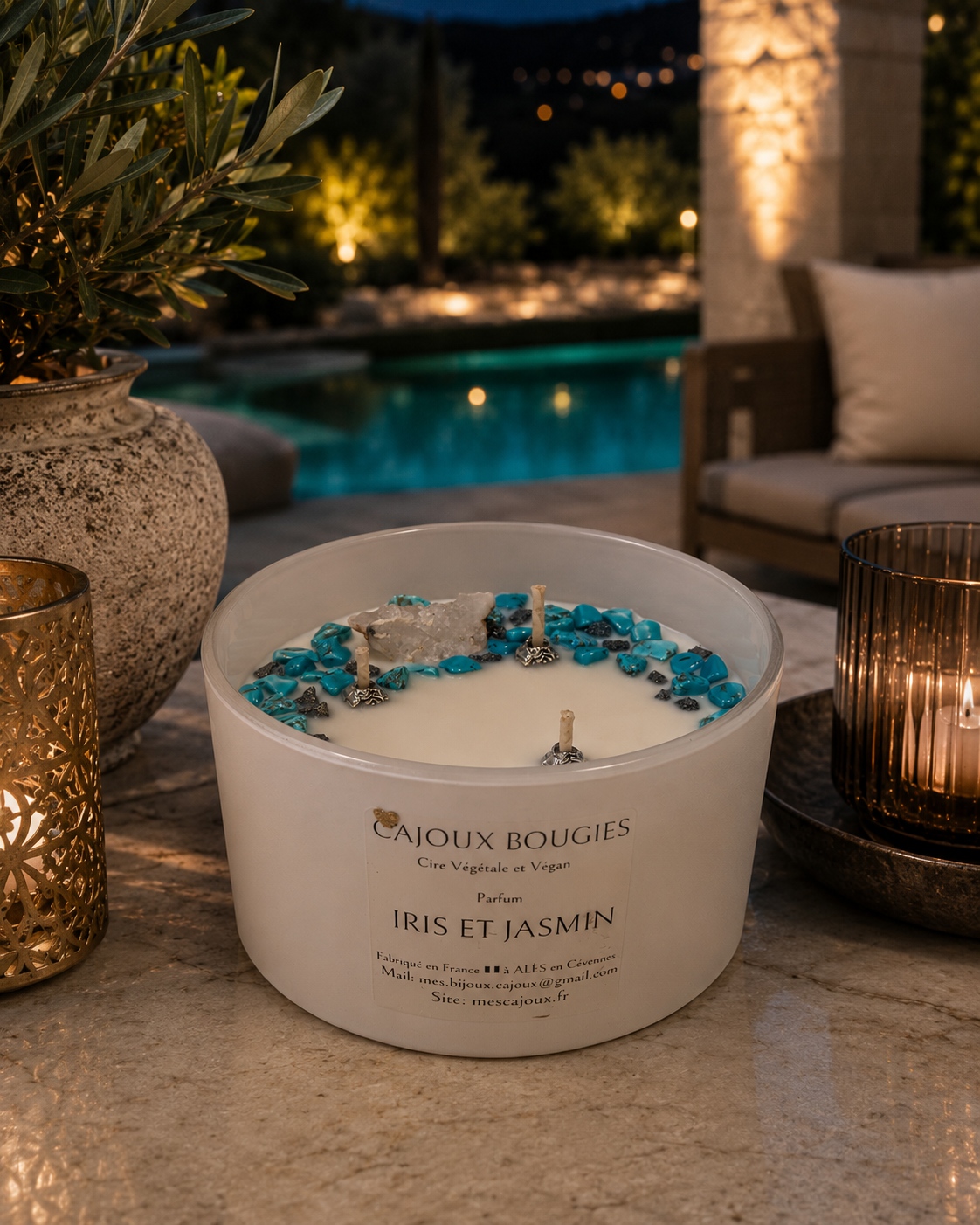 Bougie Cajoux parfum Iris Jasin incruste de turquoises de pyrite et de cristal de roche