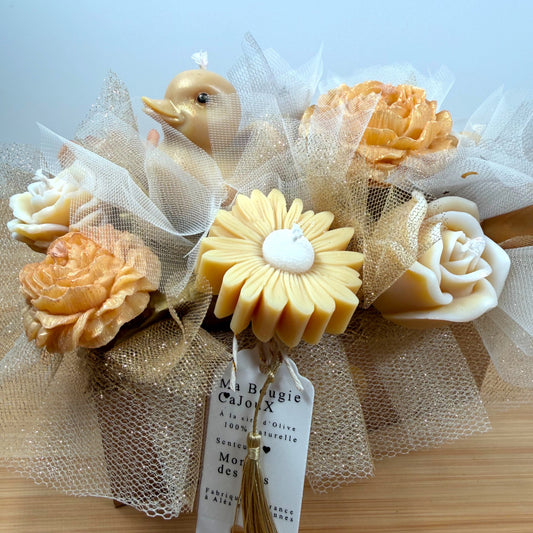 Bouquet de Bougie, au parfum de grâce à la senteur monoï, la couleur du bouquet est blanche, dorée et beige
