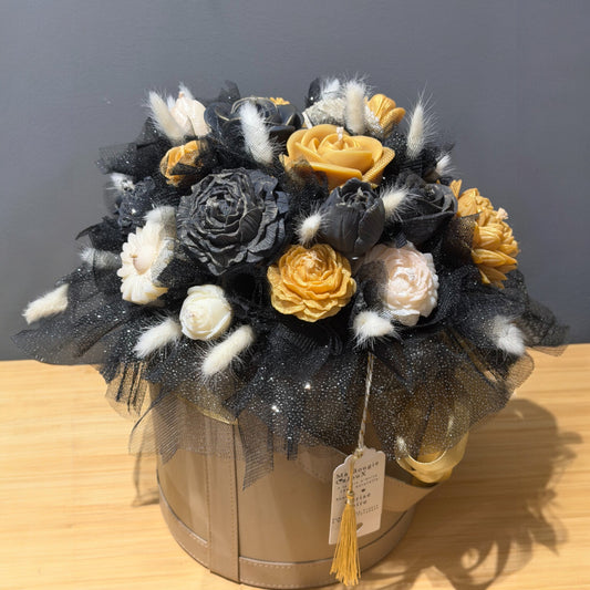 Très grande boîte de Fleurs, en Bougie, à la cire d'olive, de couleur, blanc, doré et noir au parfum de grâce à la cerise noire