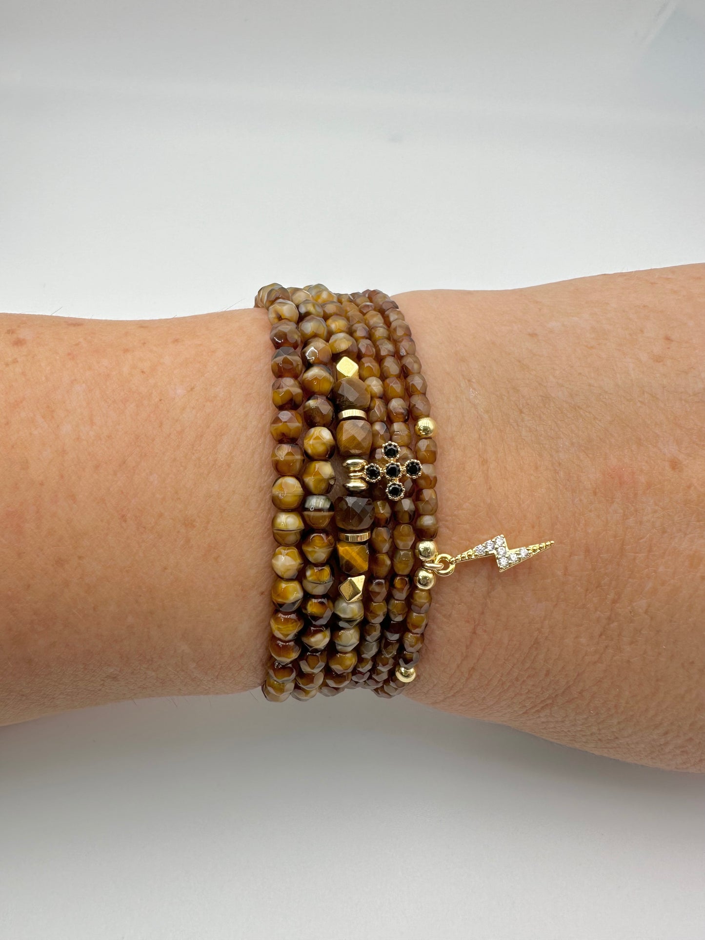 mixe entre la breloque croix et l'éclair en facettes de bohème caramel marbré