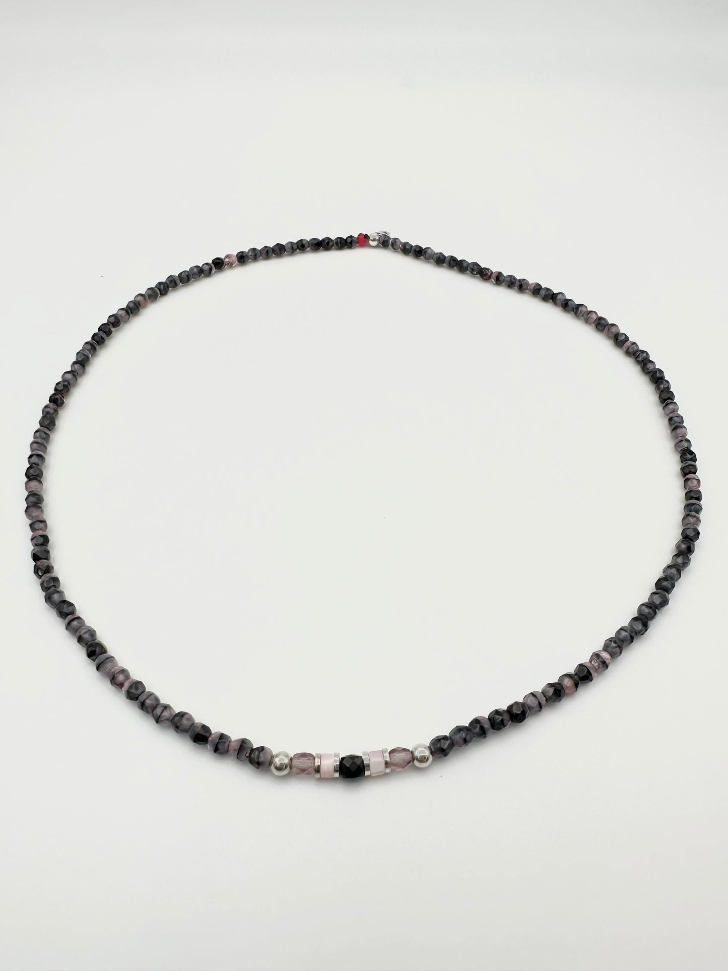 Collier sur élastique en façade de bohème