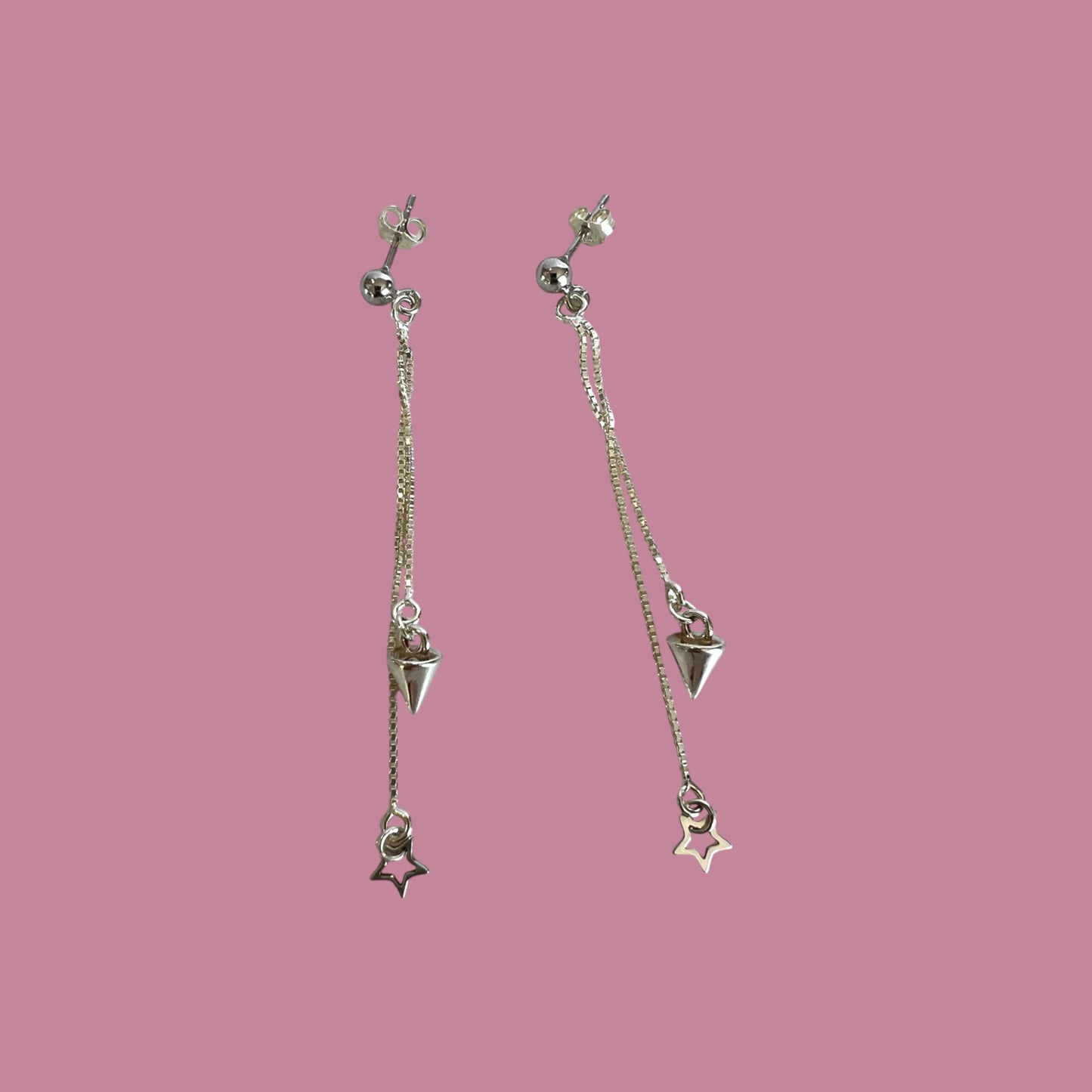 mes bijoux cajoux presente ses boucles d’oreilles pendantes en argent avec ses petites breloques forme cône et étoile