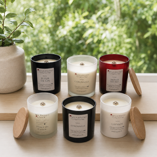 Découvrez les bougies artisanales 200 ml Mes CaJouX, fabriquées à Alès en Cévennes avec une cire végétale colza & coco vegan, des parfums de Grasse et une fleur décorative  dans chaque création.