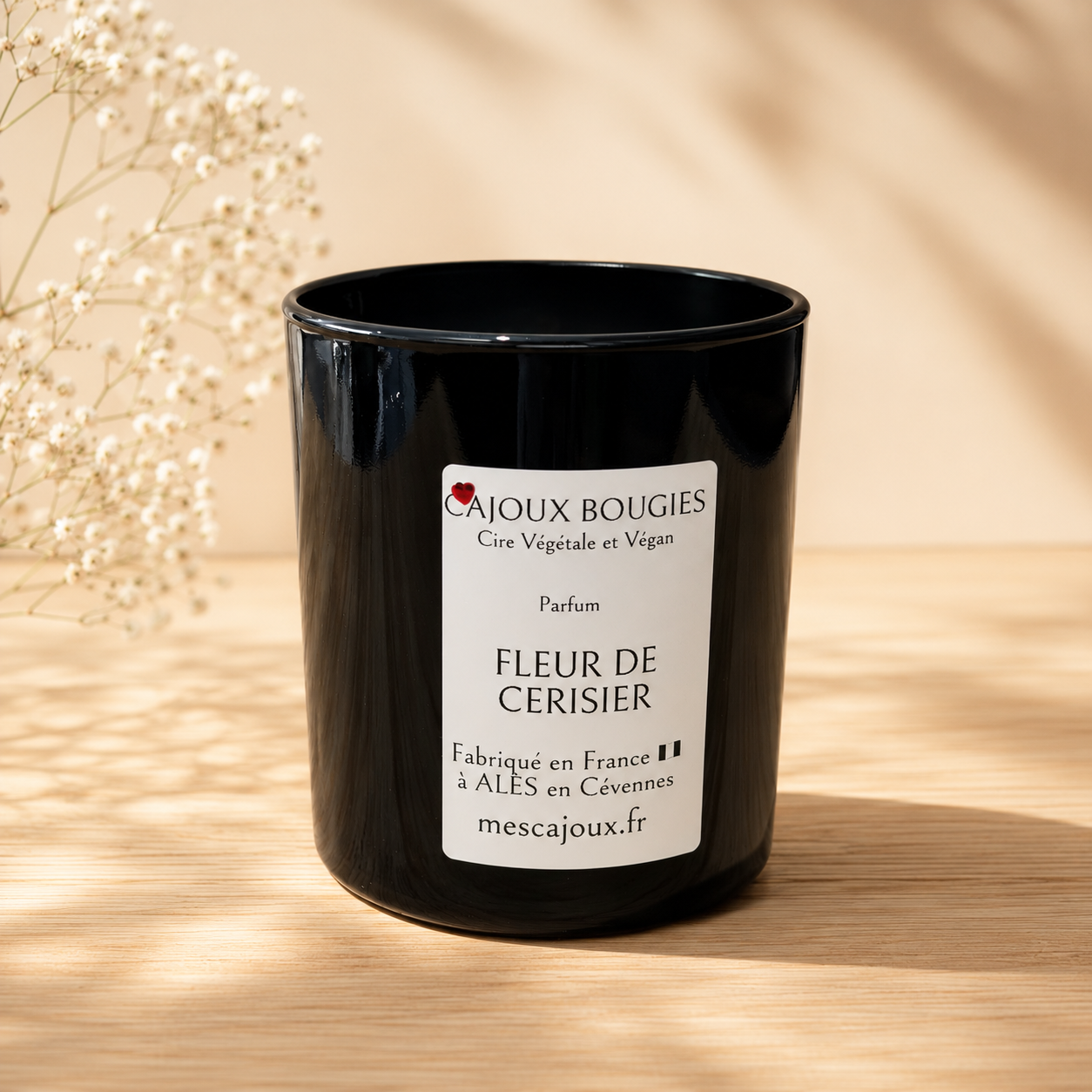 Découvrez les bougies artisanales 200 ml Mes CaJouX, fabriquées à Alès en Cévennes avec une cire végétale colza & coco vegan, des parfums de Grasse et une fleur décorative  dans chaque création.