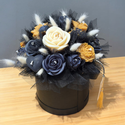 Retrouvez les bougies parfumées un bouquet dans un grandRetrouver les bougies parfumées en bouquet dans un grand pot similicuir noir. Les fleurs sont de couleur noir, beige, doré et crème avec un délicat parfum de cerises noires.