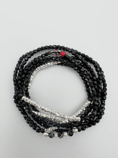 Collier ou bracelet, en facette de bohème, noir et perles argentées