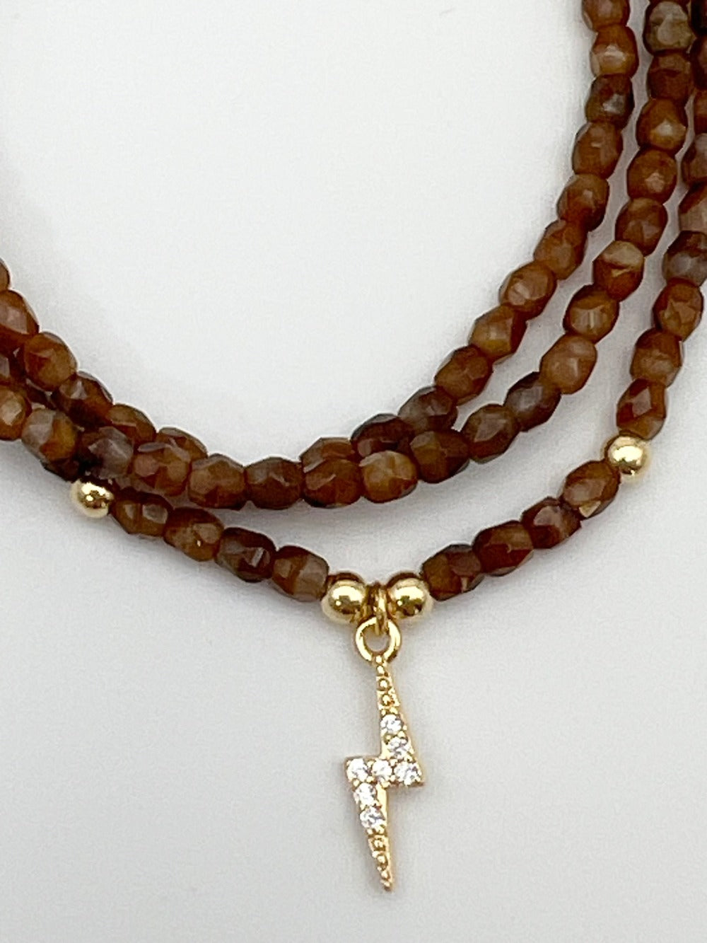 Mon Cajoux 2 en 1 collier ou bracelet en facettes de bohème caramel avec sa petite breloque doré avec ses Oxyde zirconium