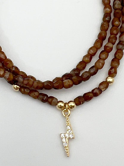 Mon Cajoux 2 en 1 collier ou bracelet en facettes de bohème caramel avec sa petite breloque doré avec ses Oxyde zirconium
