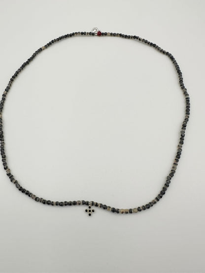 Mon Cajoux 2 en 1 collier ou bracelet, en facette de bohème grise et noir, marbré avec sa petite croix, en argent incrusté d'oxyde, de zirconium noir