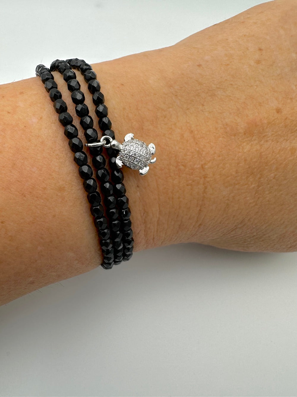 Le Cajoux 2 en 1 collier ou bracelet en facettes de bohème noir avec ça breloque tortue argenté