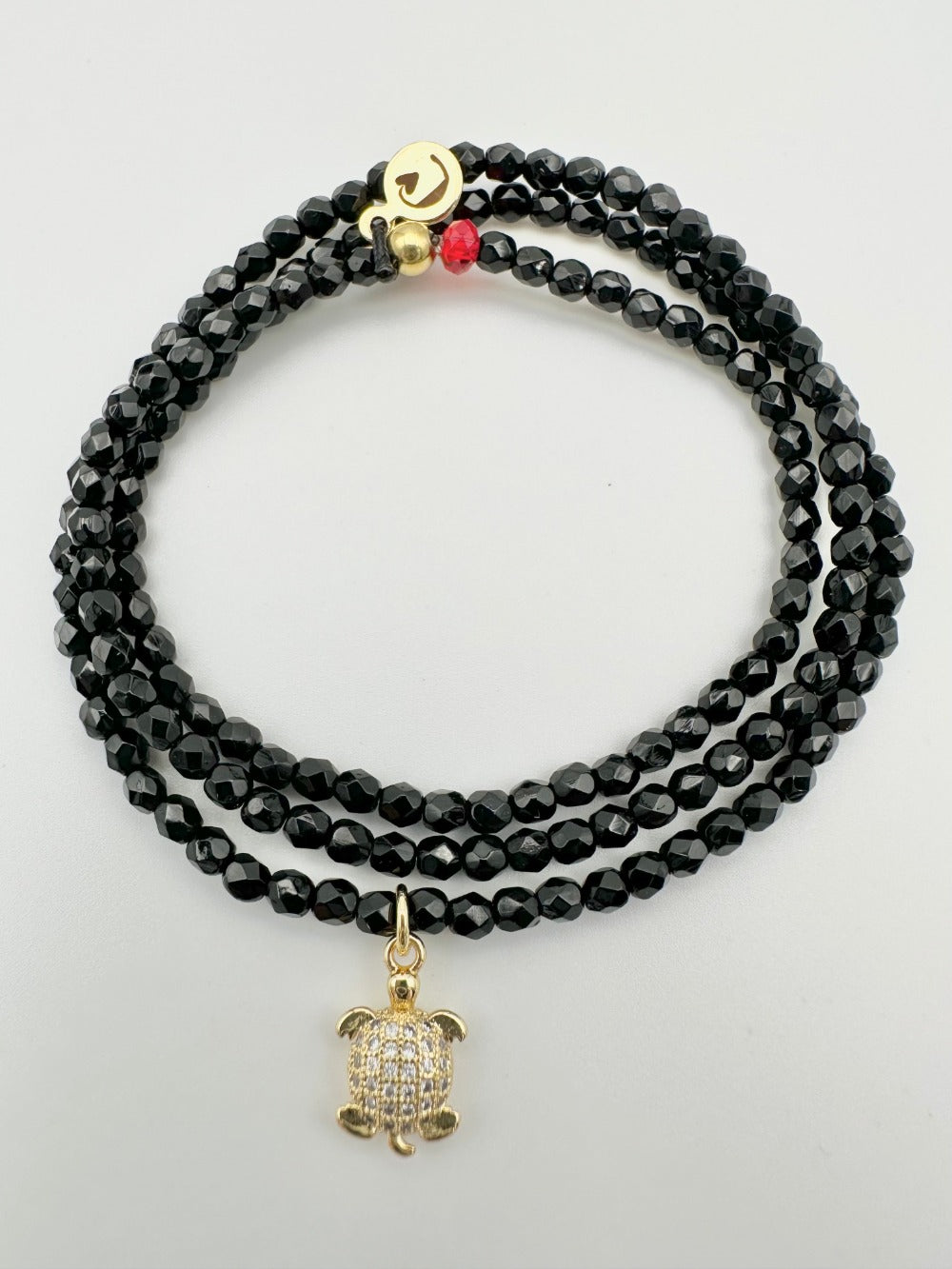 Les Cajoux 2 en 1 bracelet ou collier en façade de bohème noir, vous y retrouverez sa petite tortue dorée en breloque