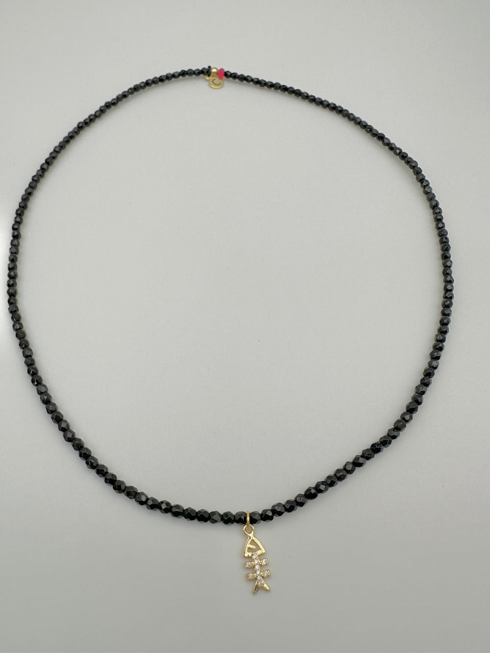 Collier ou bracelet en façade de bohème noir, avec sa breloque, petit poisson doré