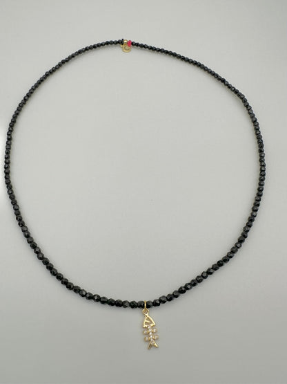 Collier ou bracelet en façade de bohème noir, avec sa breloque, petit poisson doré