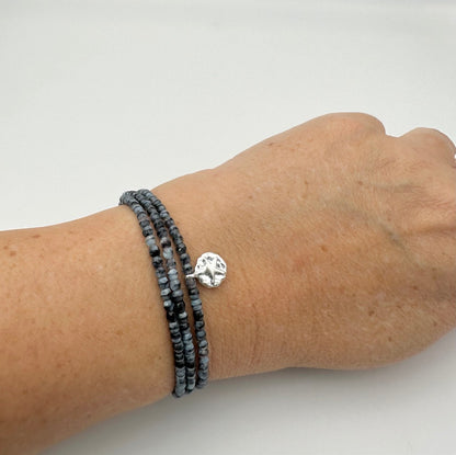 Mon Cajoux 2 en 1 collier ou bracelet comme vous aurez envie en facettes marbré bleu, gris et sa petite breloque en placage, argent étoilé