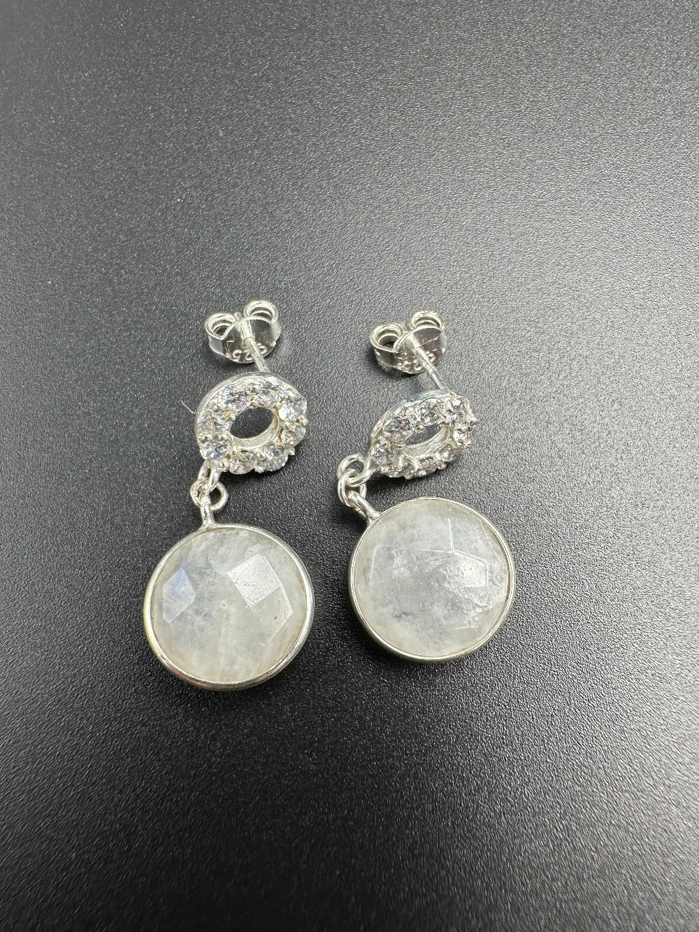 Mes Cajoux boucles d'oreilles en argent et pierre de lune mesurant 3cm