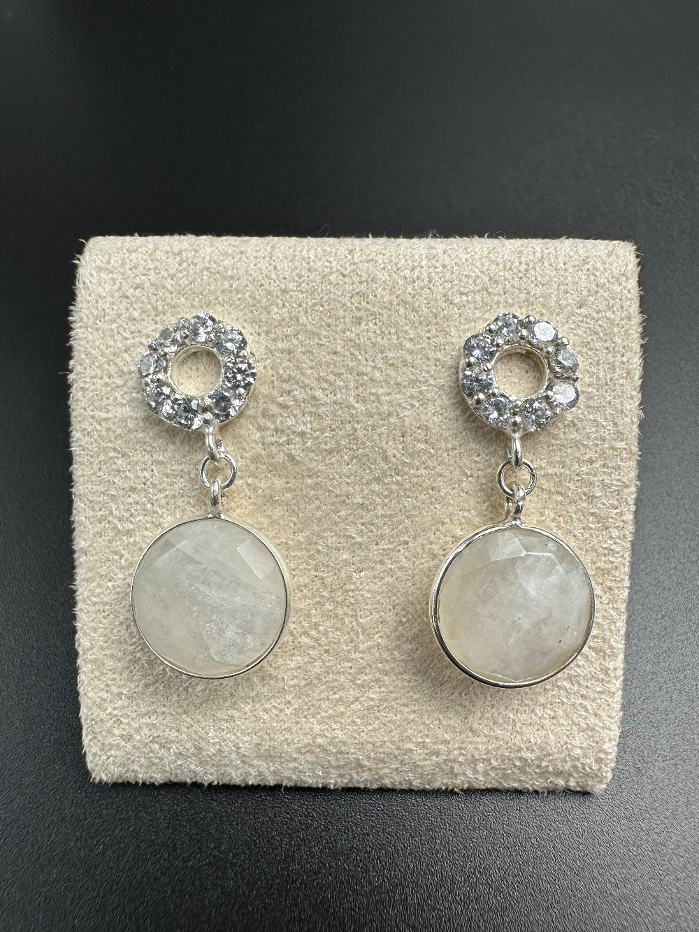 Mes Cajoux boucles d'oreilles en argent et pierre de lune mesurant 3cm