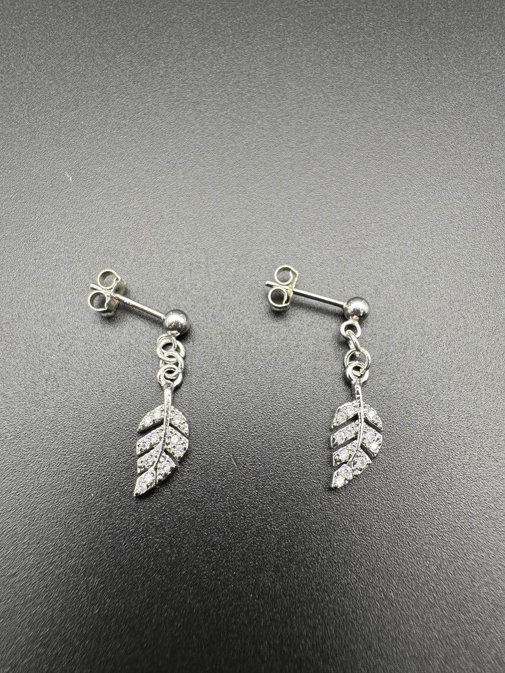 Mes Cajoux boucles d’oreilles Boules en argent massif et ses breloques plumes argentées elles mesure et de 2,3 cm