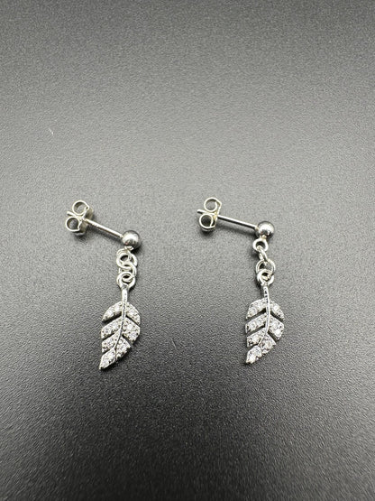 Mes Cajoux boucles d’oreilles Boules en argent massif et ses breloques plumes argentées elles mesure et de 2,3 cm