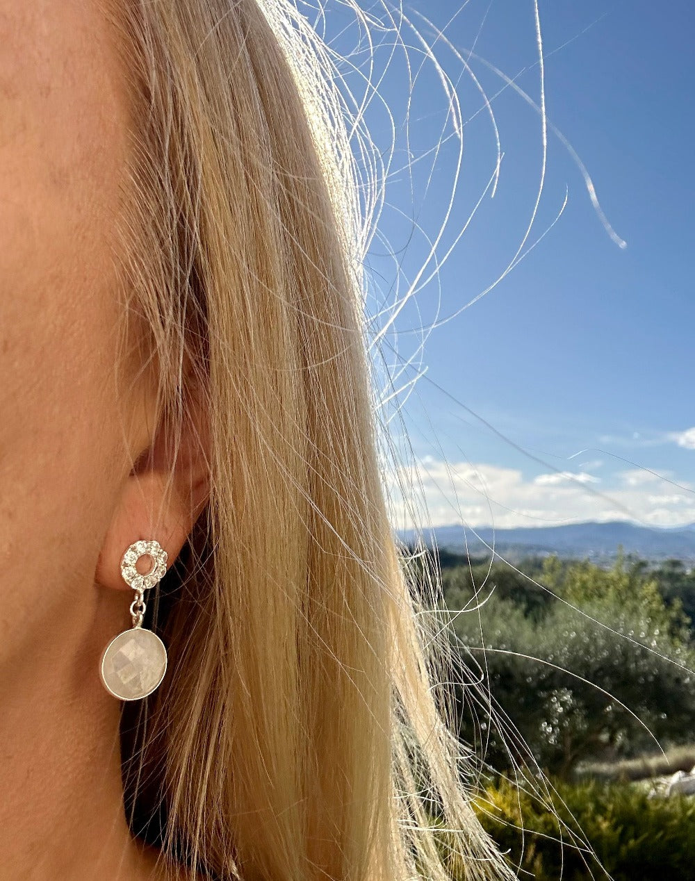 Mes Cajoux boucles d'oreilles en argent et pierre de lune mesurant 3cm