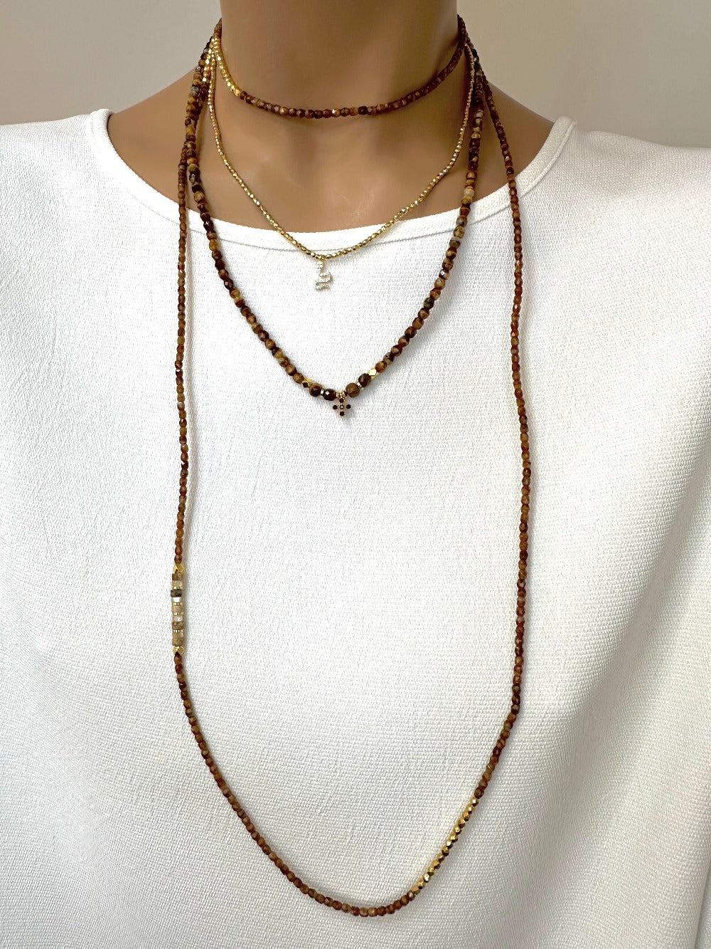 Mixe avec un 3 tours caramel et un 7 tours et Mon ras de cou Cajoux en facettes de bohème plaqué or 24K et ça breloque serpent doré et oxyde de zirconium