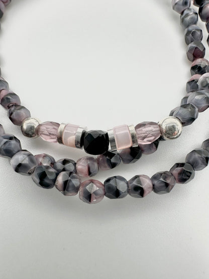 Bracelet en façade de bohème, marbré, noir et rose