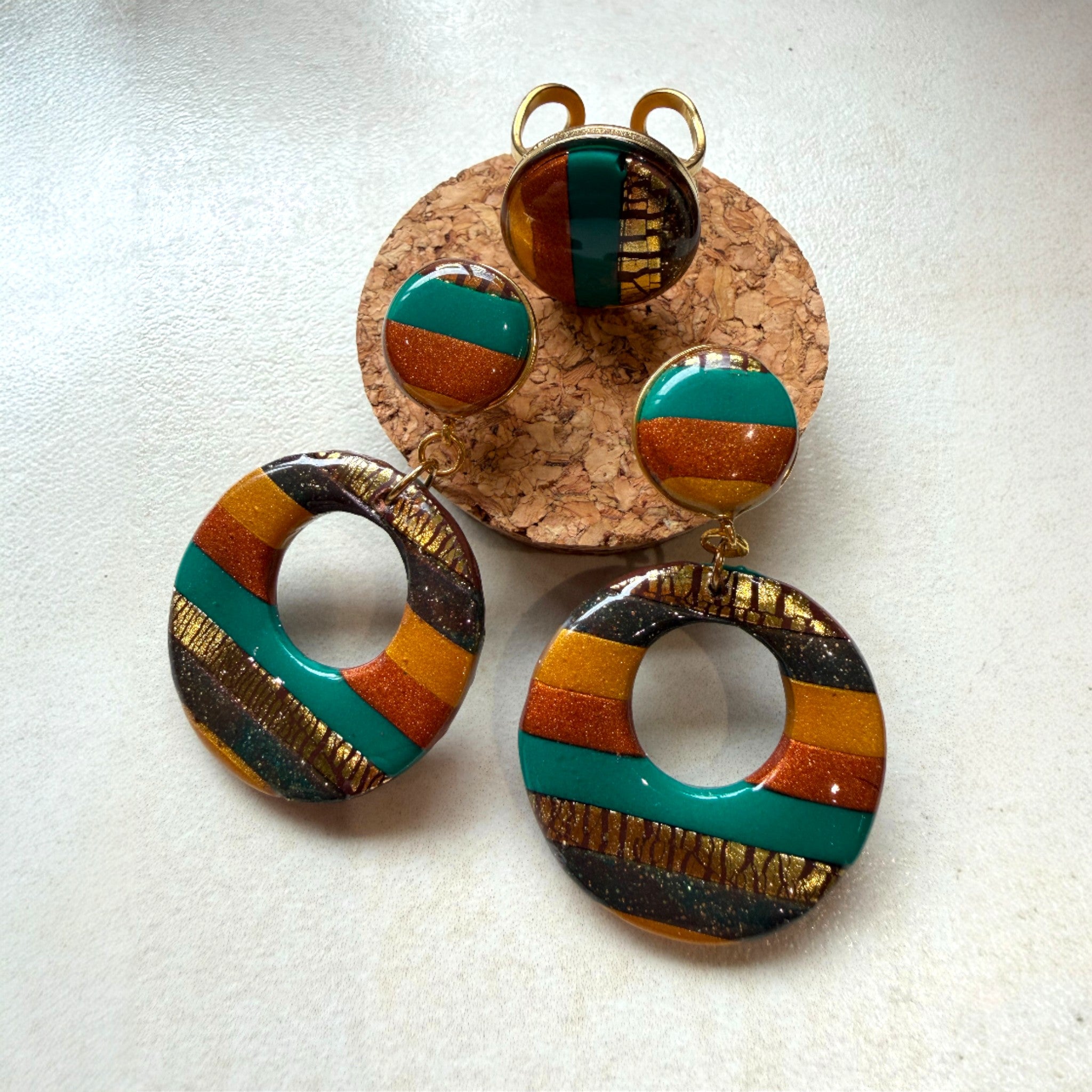 Boucle d'oreille en argile polymère avec du doré, du verre, de l'oranger très légère et une base en acier inoxydableBoucles d'oreilles en argile polymère avec du doré, du vert, de l'oranger, très légère et une base en acier inoxydable