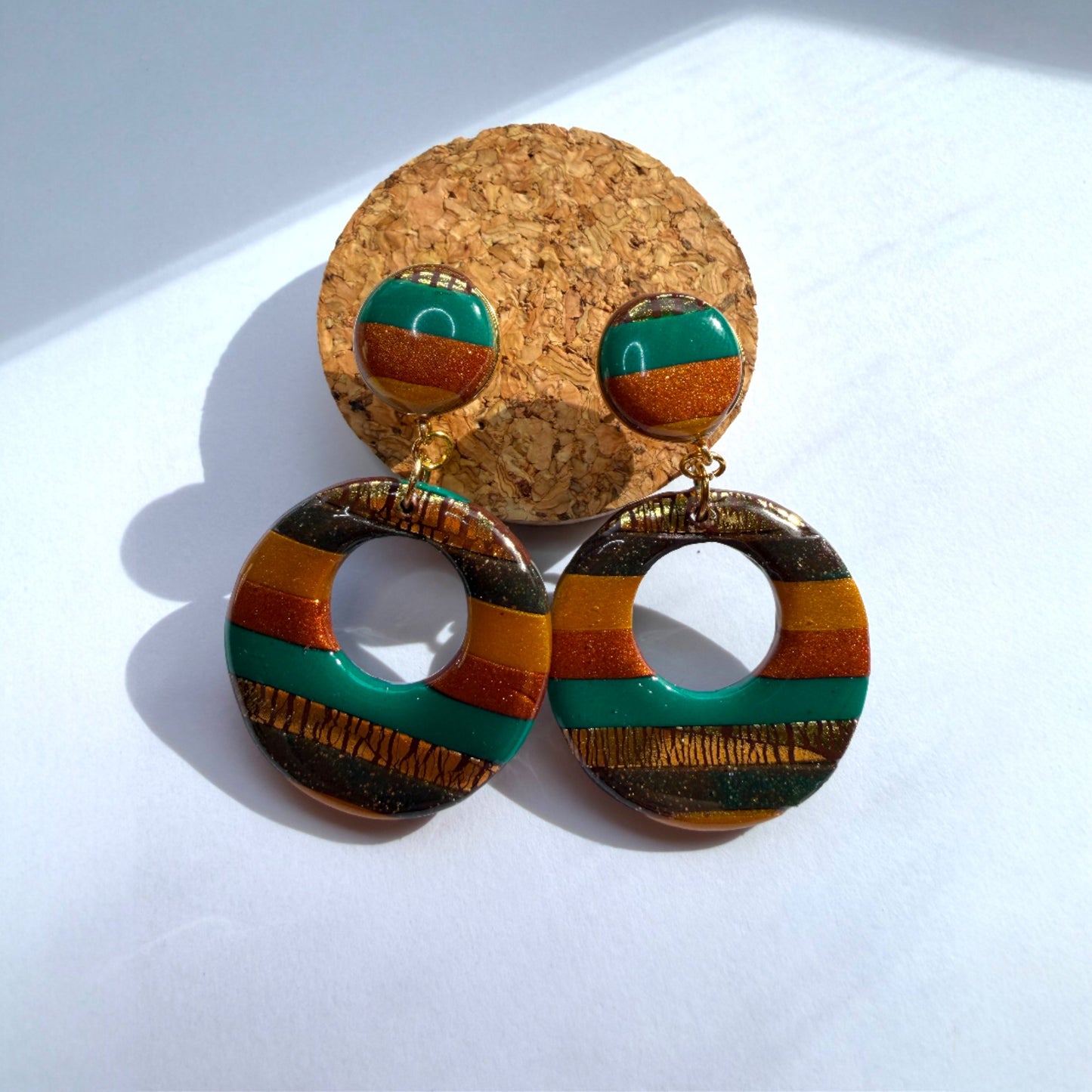 Boucle d'oreille en argile polymère avec du doré, du verre, de l'oranger très légère et une base en acier inoxydableBoucles d'oreilles en argile polymère avec du doré, du vert, de l'oranger, très légère et une base en acier inoxydable