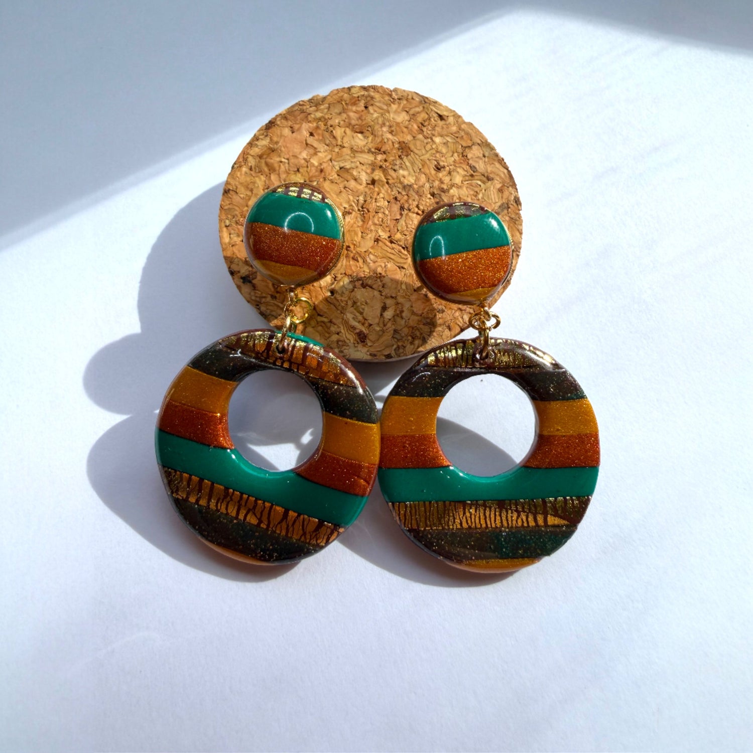 Boucle d'oreille en argile polymère avec du doré, du verre, de l'oranger très légère et une base en acier inoxydableBoucles d'oreilles en argile polymère avec du doré, du vert, de l'oranger, très légère et une base en acier inoxydable