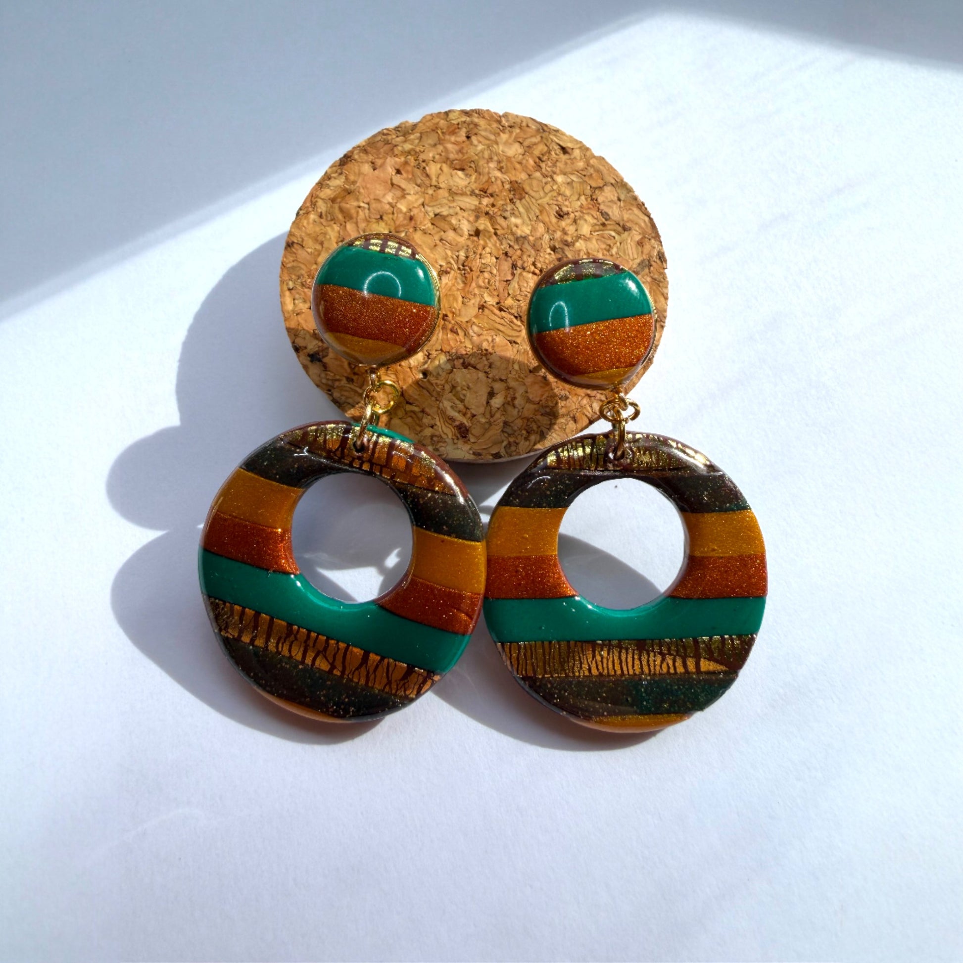 Boucle d'oreille en argile polymère avec du doré, du verre, de l'oranger très légère et une base en acier inoxydableBoucles d'oreilles en argile polymère avec du doré, du vert, de l'oranger, très légère et une base en acier inoxydable