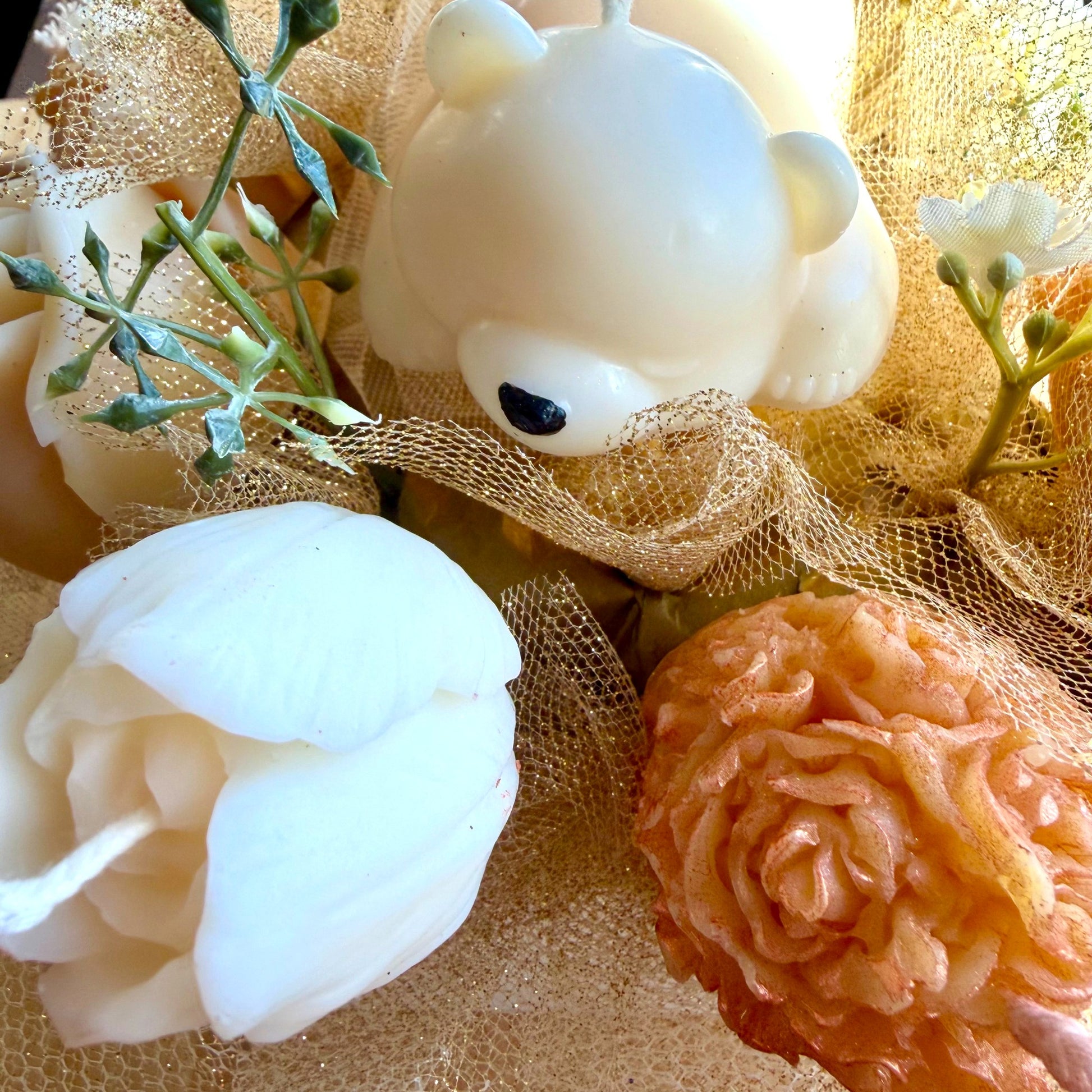 Bouquet de Bougie, au parfum de grâce à la senteur monoï, la couleur du bouquet est blanche, dorée et beige