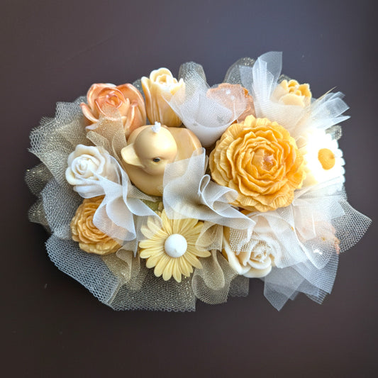 Bouquet de Bougie, au parfum de grâce à la senteur monoï, la couleur du bouquet est blanche, dorée et beige