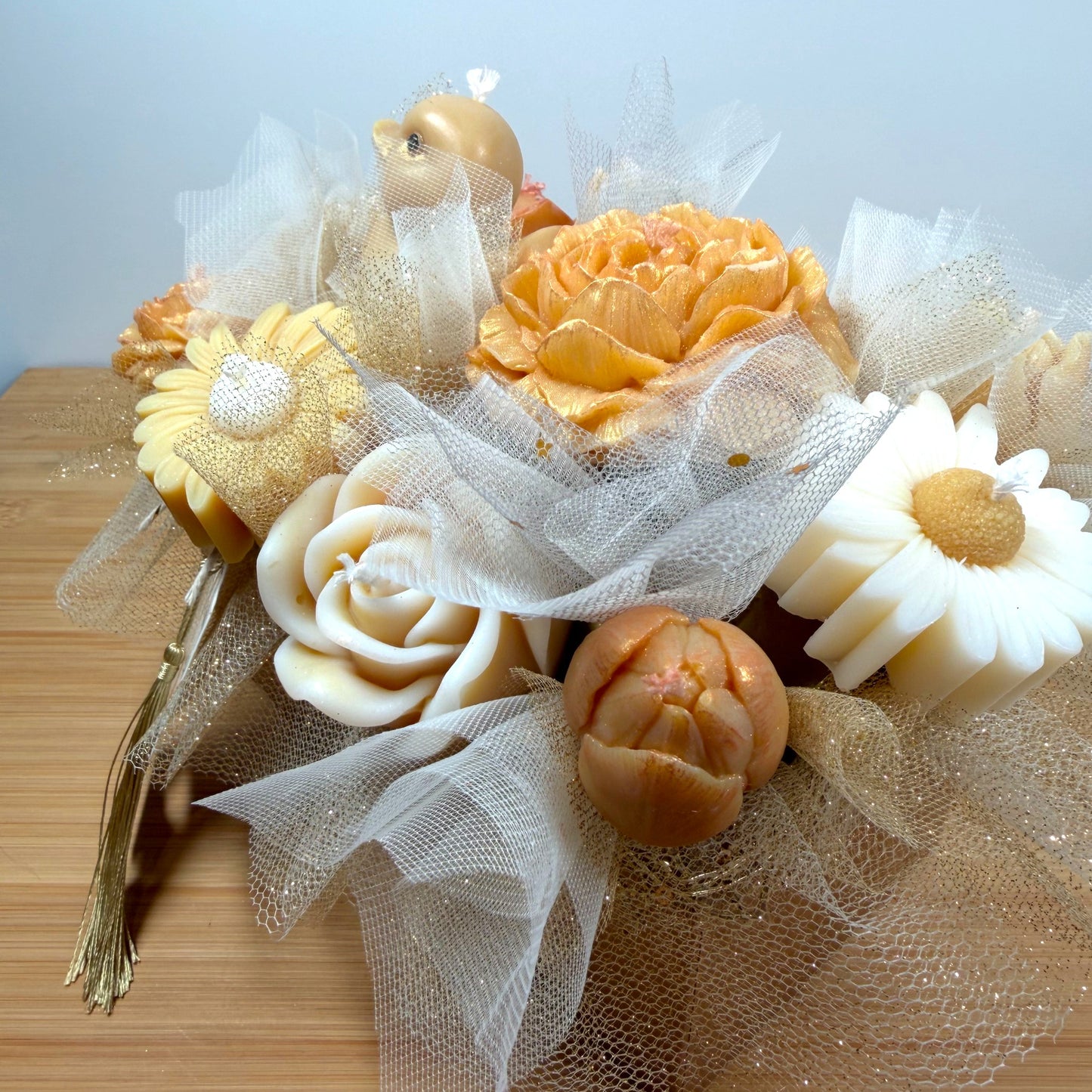 Bouquet de Bougie, au parfum de grâce à la senteur monoï, la couleur du bouquet est blanche, dorée et beige
