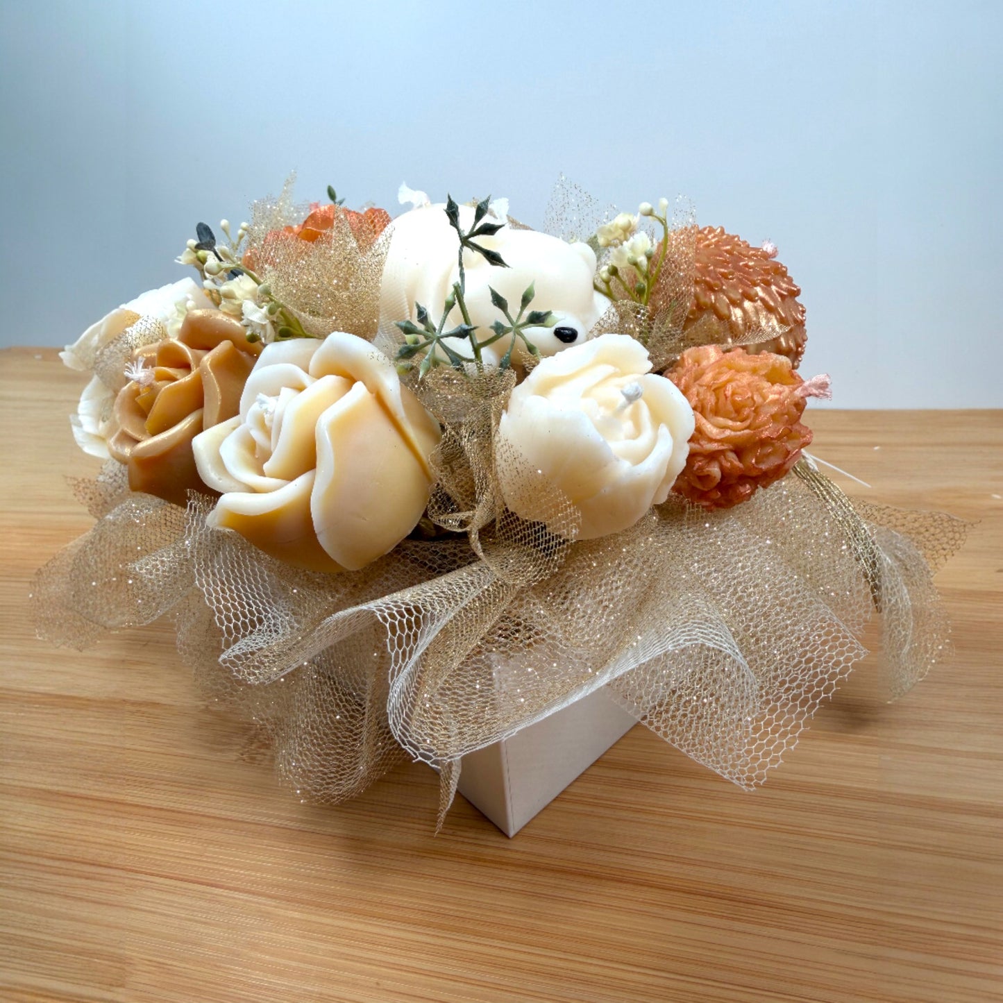 Bouquet de Bougie, au parfum de grâce à la senteur monoï, la couleur du bouquet est blanche, dorée et beige