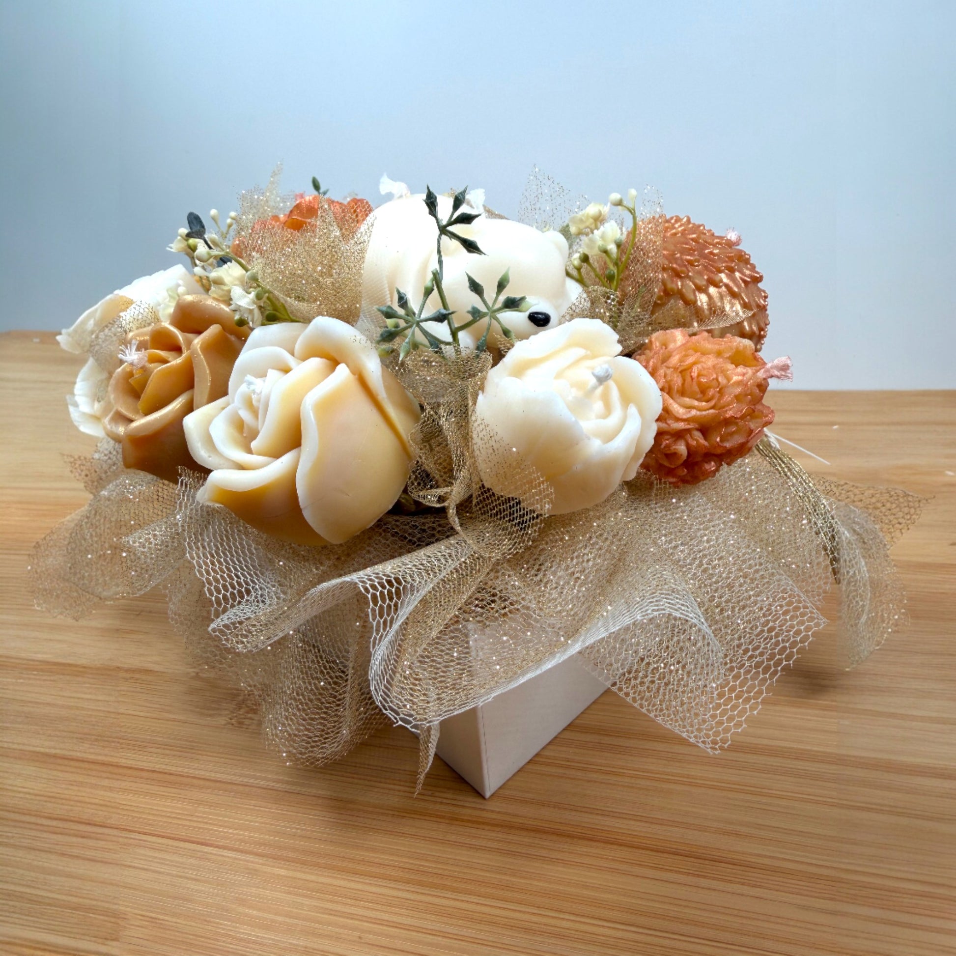 Bouquet de Bougie, au parfum de grâce à la senteur monoï, la couleur du bouquet est blanche, dorée et beige