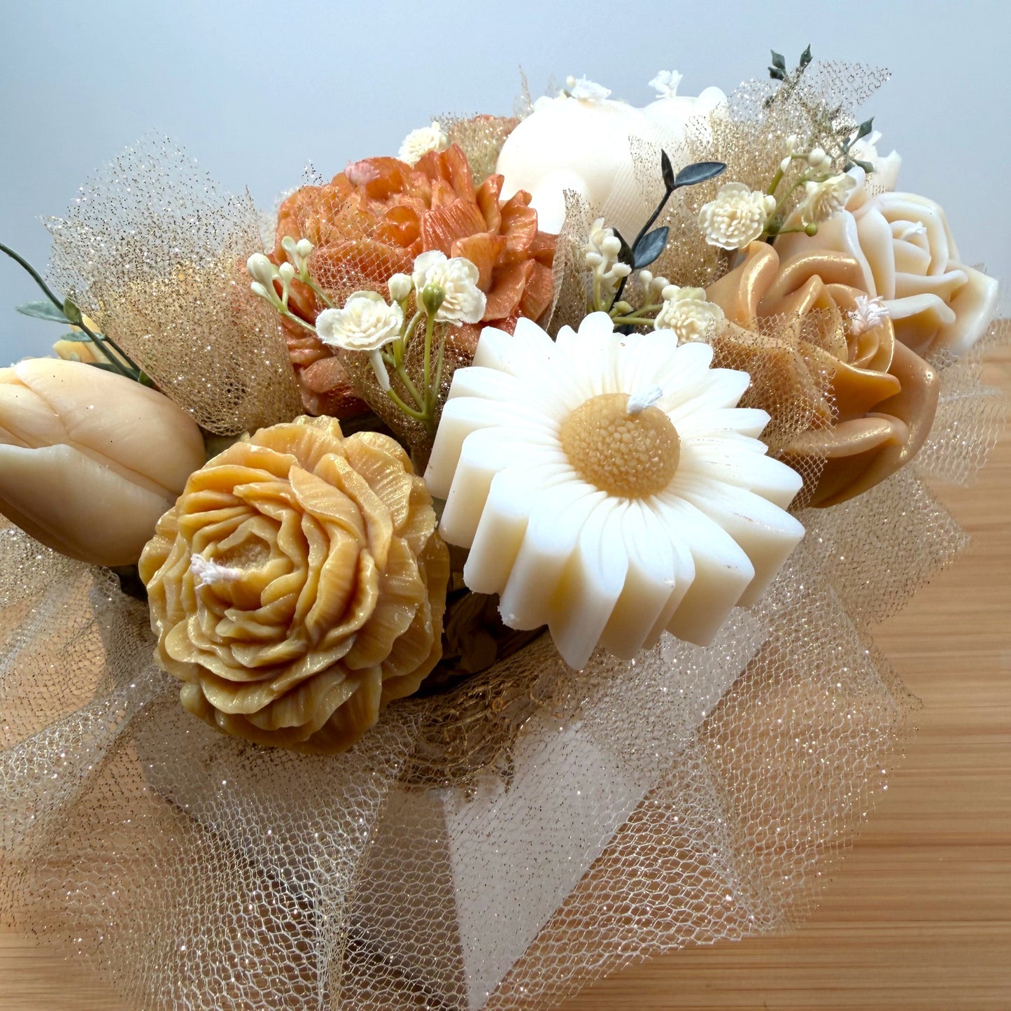 Bouquet de Bougie, au parfum de grâce à la senteur monoï, la couleur du bouquet est blanche, dorée et beige